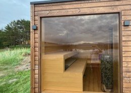 sauna BOX — duże przeszklenie frontowe i wnętrze sauny