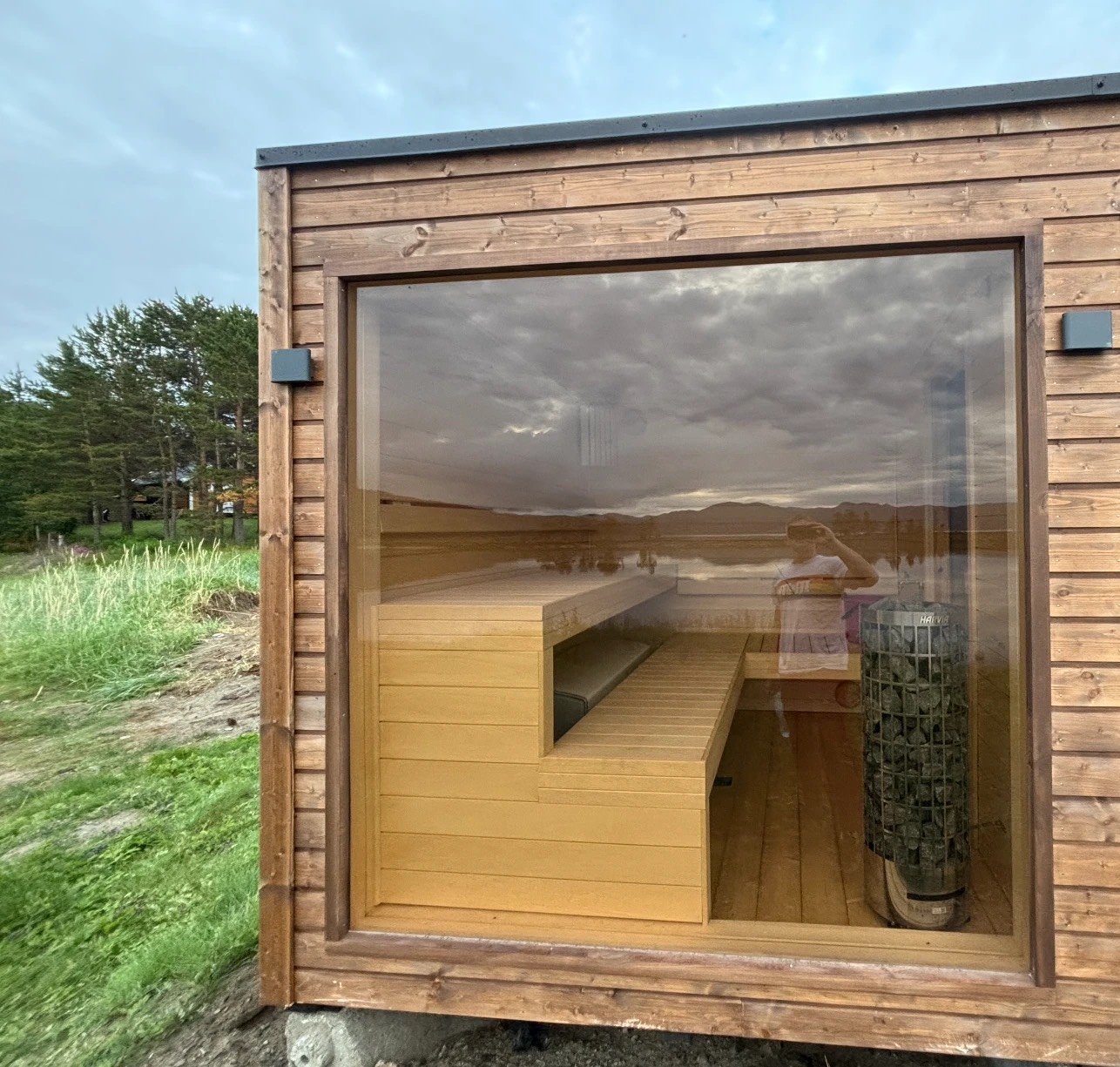 sauna BOX — duże przeszklenie frontowe i wnętrze sauny