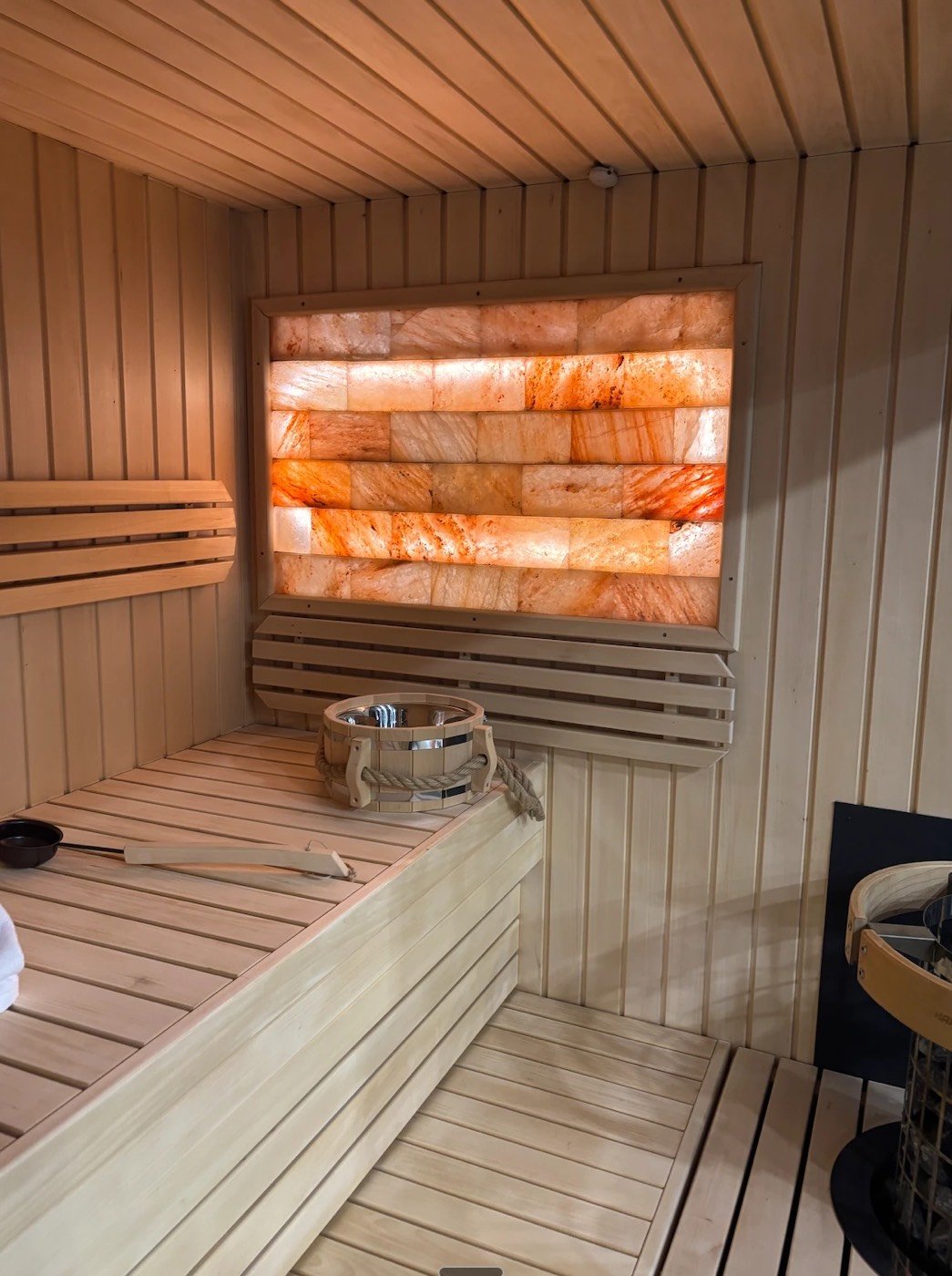 sauna BOX — ściana z soli himalajskiej w saunie