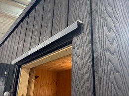 sauna BOX — wykończenie elewacji i wejście do sauny