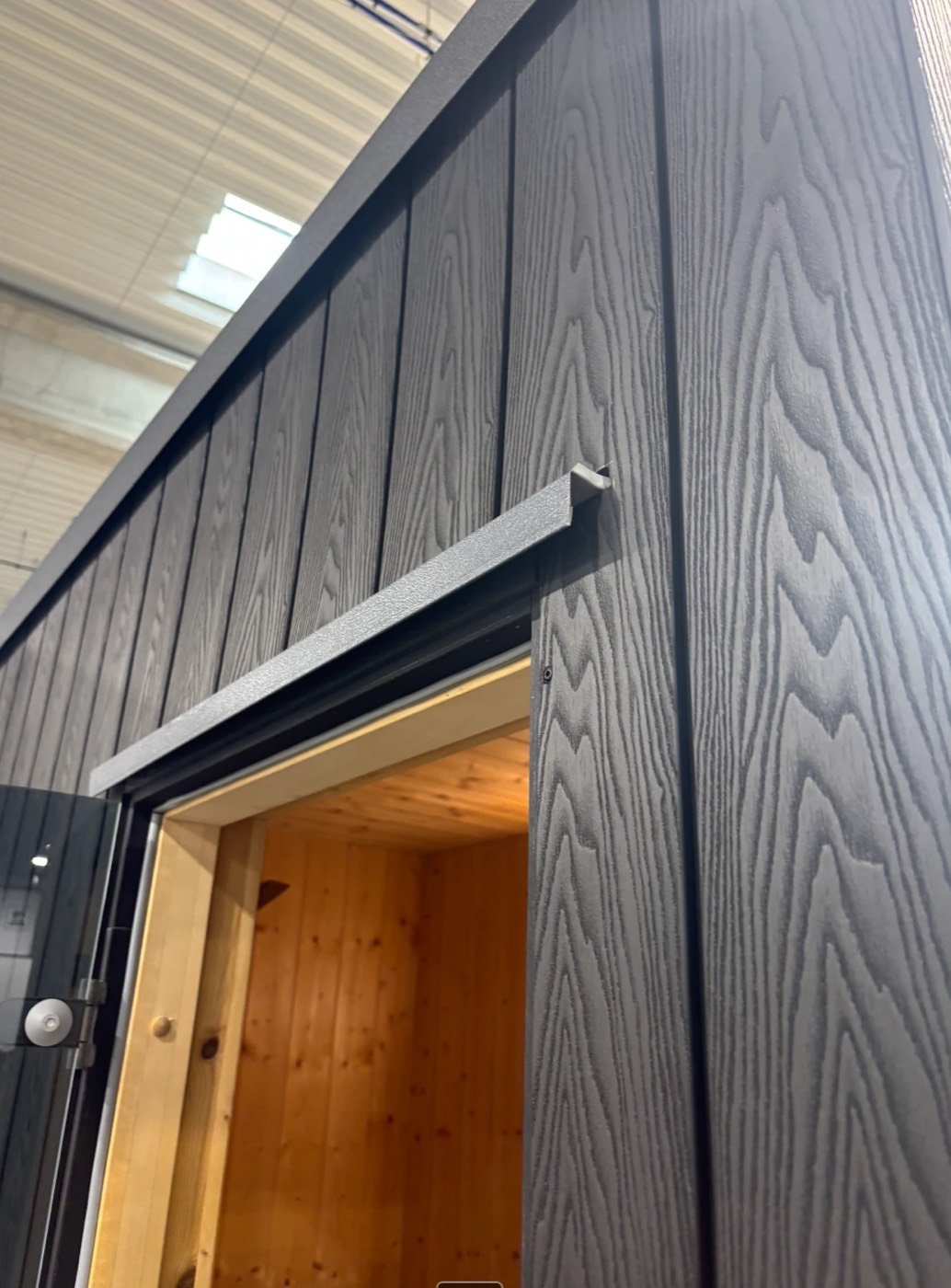 sauna BOX — wykończenie elewacji i wejście do sauny